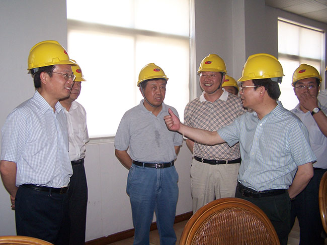 2011年7月29日，蘇州市副市長(zhǎng)浦榮皋到集團(tuán)核心企業(yè)華昌化工檢查指導(dǎo)工作