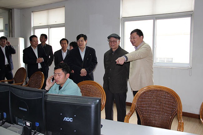 2013年4月20日，中國(guó)科學(xué)院朱兆良院士參觀集團(tuán)核心企業(yè)華昌化工調(diào)度室